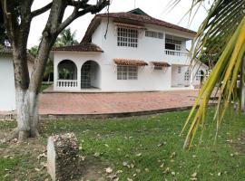 Casa campestre con piscina, jacuzzi y bbq，位于拉多拉达的酒店