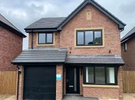Brand-New, 2 Private Bedrooms Available, Stunning Views, Stoke Hospital, Alton Towers, Keele University, Trentham Gardens, Free Parking & Wi-Fi