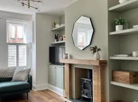 Emerson House 2Bed Sleeps 6 EV Point Dog Friendly Parking Groups Families Professionals
