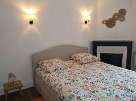 Appartement Refait a neuf avec accès au jardin , local vélo，位于La Machine的酒店