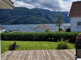 Hus ved sjøen, med strand og naust，位于Sauda的酒店