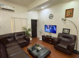 Lauras cozy 2 bedroom apartment，位于拉各斯的酒店
