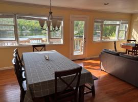 Large family house on the lake，位于Hewitt的酒店