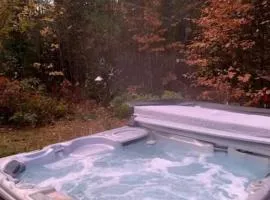 Tranquility at the edge of the woods- Hot Tub