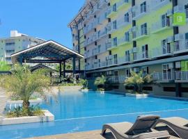 Condo unit near Mactan Airport with Pool, Gym, Free WiFi, and Netflix，位于Pusok的酒店