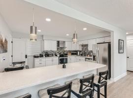 Quick Access to Denver - Sunset Patio, Games & Fenced Yard - Gray Street，位于阿瓦达的酒店