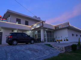 Hotel Moon -Near Bus Stand Panipat，位于Pānīpat的酒店