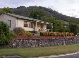 Cosy Candlewick Cottage - A Mount Beauty Delight