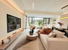 Charming Mount Emei Apartment