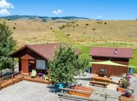 Cute Tiny Cabin near Yellowstone National Park for an Unforgettable Getaway in Emigrant, Montana