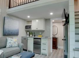 Lofted Romantic Tree House Immersed in Nature in Alabama，位于Grant的酒店