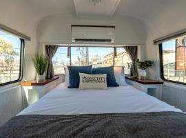 Renovated Airstream Near Whiskey Row in Downtown Prescott, Arizona，位于普雷斯科特的酒店