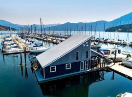 Unique Floating Home on Lake Pend O'reille near Coeur d’Alene, Perfect for a Weekend on the Water，位于Bayview的酒店