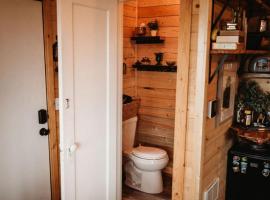 Cozy Wooden Tiny House with Barbecue in Sequim, Washington，位于塞奎姆的酒店