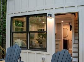 Breathtaking Treehouse with Barbecue and Hot-tub in Scottsboro, Alabama，位于Grant的酒店