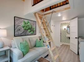 Sweet Tiny House Nestled Among the Towering Trees in Alabama，位于Grant的酒店