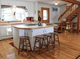 Lakefront Cabin with Picnic Space and Views for in Montana，位于Somers的酒店