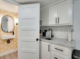 Luminous Tiny Cabin with Amazing Hiking Trails in Alabama，位于Grant的酒店