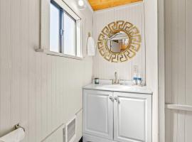 Gorgeous Floating Home on Lake Pend O'reille, Surrounded by the Selkirk and Cabinet Mountains, Idaho，位于Bayview的酒店