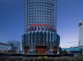 乌鲁木齐站希尔顿花园酒店，位于乌鲁木齐的带停车场的酒店