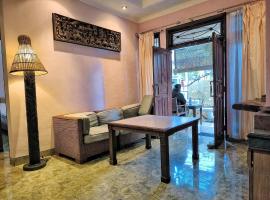 Yoni House，位于Pesanggaran的酒店