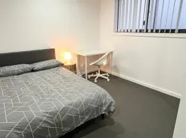 Queen Room in Modern, Guildford House - R7