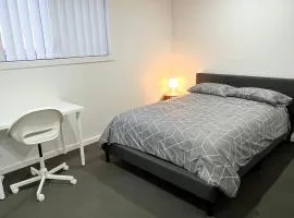 Queen Room in Peaceful and Modern House - R8