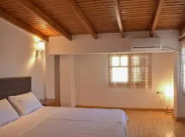 Quiet Wood-Style Maisonette