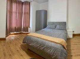 Wheat Street Four Bedrooms，位于纽尼顿的酒店