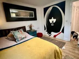 Bang central homestay with 2 x gorgeous double rooms, bathroom & kitchen use