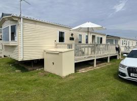 Your Happy Place - 8 Berth Caravan 5 minutes from lovely sandy beach，位于赫彻姆的酒店