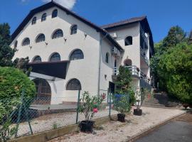 Villa Malazzo，位于巴拉通尤洛克的木屋