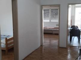 MM Apartment in a great location, 6th floor, 2 balconies，位于斯特鲁米察的酒店