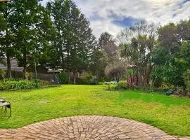 Maggie's Guesthouse on Swansfield - free pool, billiards, tennis court, more