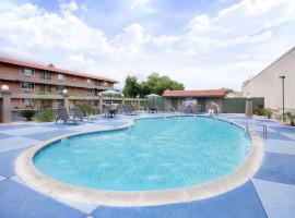 Motel 6 Pasadena, CA Old Town Pasadena Area，位于帕萨迪纳的酒店