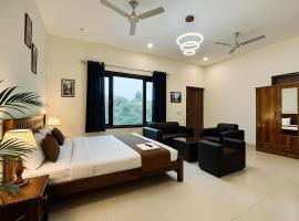 The White Scent-Near Noida Sector 34 Metro-Managed by Oxygen，位于诺伊达的酒店