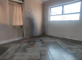 Self serviced cute and comfy nestled in the heart of lenasia，位于Lenasia的酒店