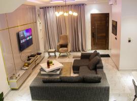 4 Bedroom Orchid Haven Home With High Speed WiFi and free Parking with Long Stay Ready，位于Ikota的酒店