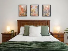 Comfy Box Hill Unit Near Station and Restaurants