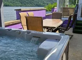 Jenny's Bay with Hot Tub