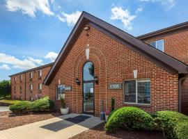 HomeTowne Studios & Suites by Red Roof Greensboro，位于格林斯伯勒的酒店