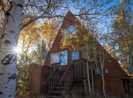 Peaceful A-Frame Cabin - Great Views with Hot Tub，位于Kremmling的酒店