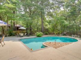 Golfers Getaway Hephzibah Home with Pool Access，位于Hephzibah的酒店
