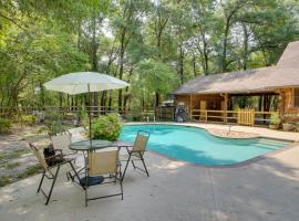 Golf and Hike Nature Escape with Sauna in Hephzibah，位于Hephzibah的酒店