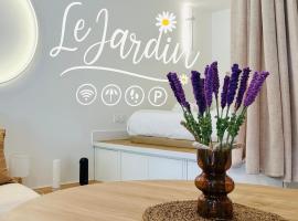 Le Jardin, studio paisible entre océan et nature，位于卡布勒通的公寓