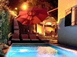 Chambre, terrasse et piscine de l'Impasse du Pressoir