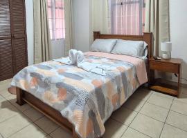 Velaz Guesthouse，位于阿拉胡埃拉胡安·圣玛丽亚国际机场 - SJO附近的酒店