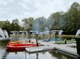 Creekside Modern Tiny Home - Firepit - Racoon Cabin，位于加特林堡的酒店