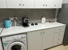 The relaxing apartment，位于帕拉利米尼的酒店