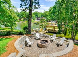 Dock and 2-Story Boat Slip Badin Lake Cabin，位于New London的酒店
